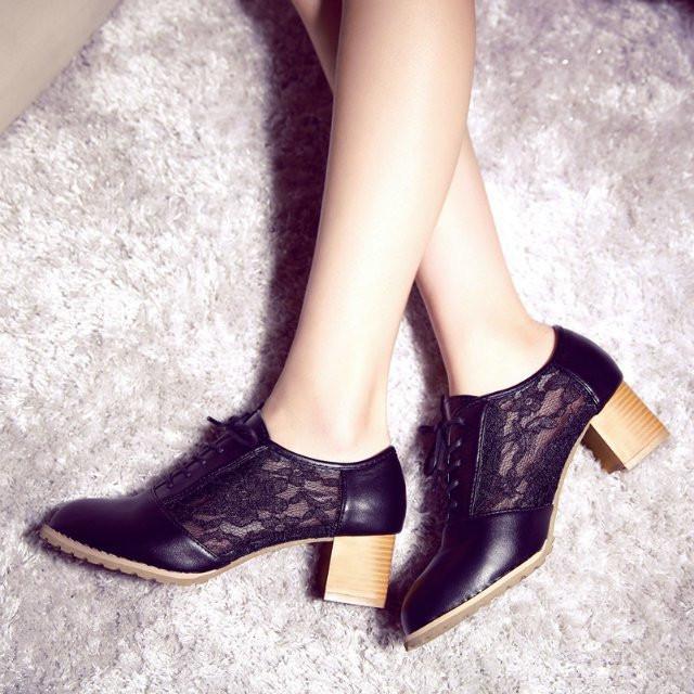 Scarpe classiche stringate con tacco alto in rete