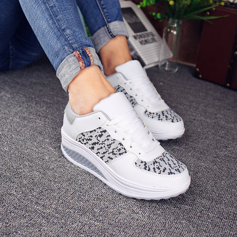 Scarpe da ginnastica con zeppa oscillante da donna