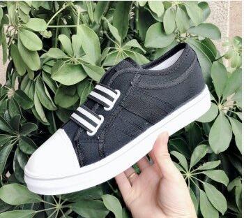 Scarpe di tela leggere e confortevoli