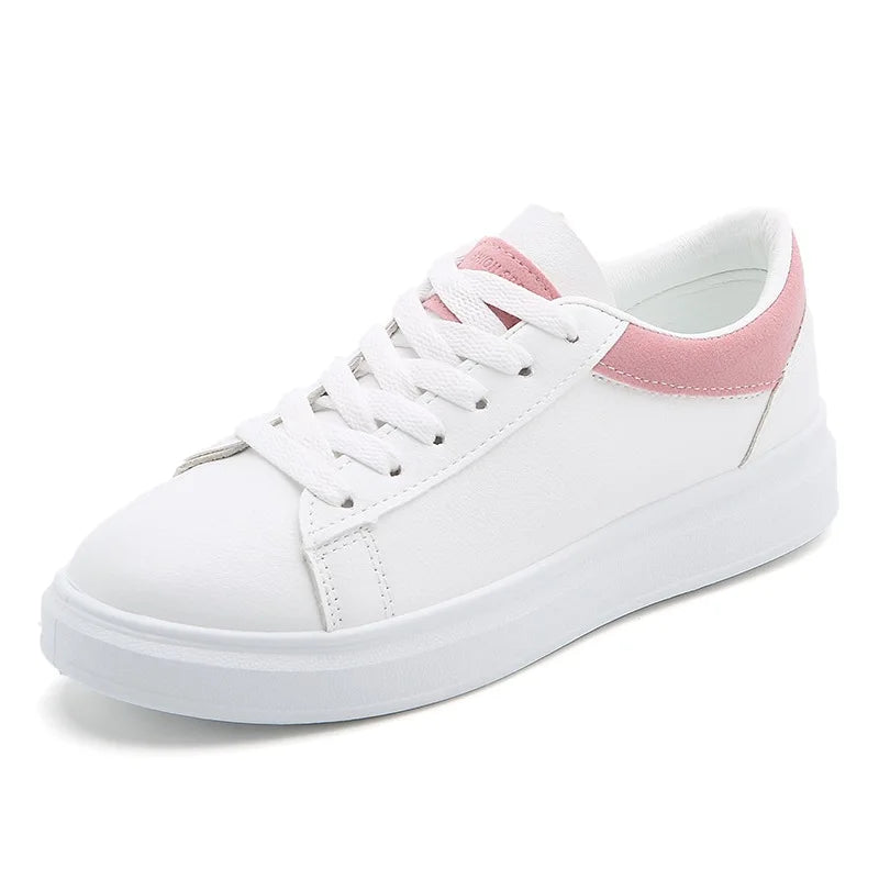 Scarpe da ginnastica bianche moderne e di tendenza