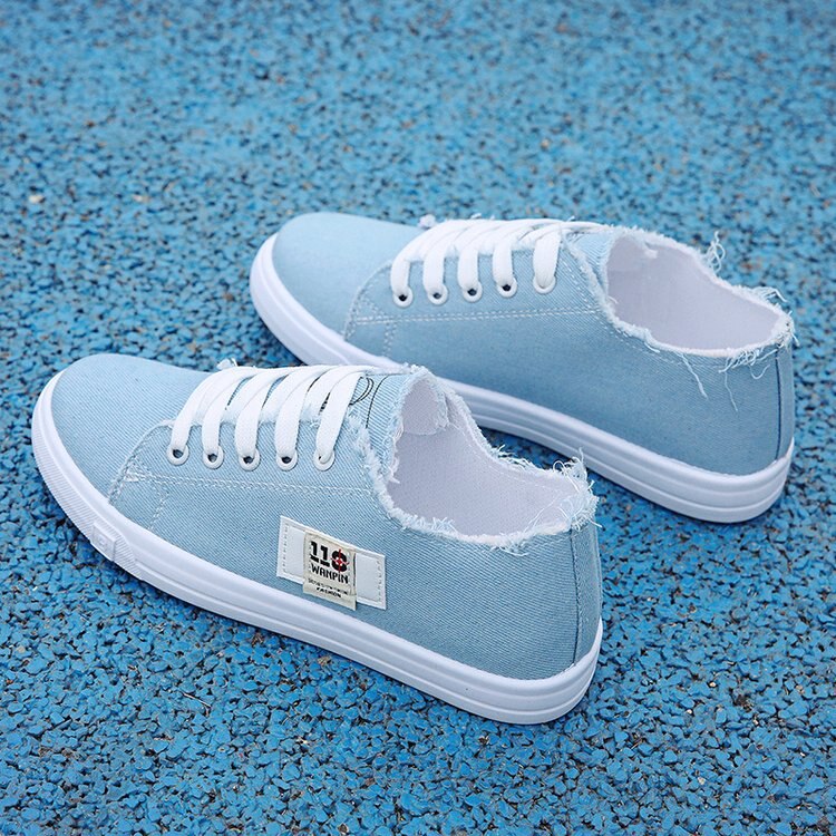 Scarpe basse bianche con ricamo di rose