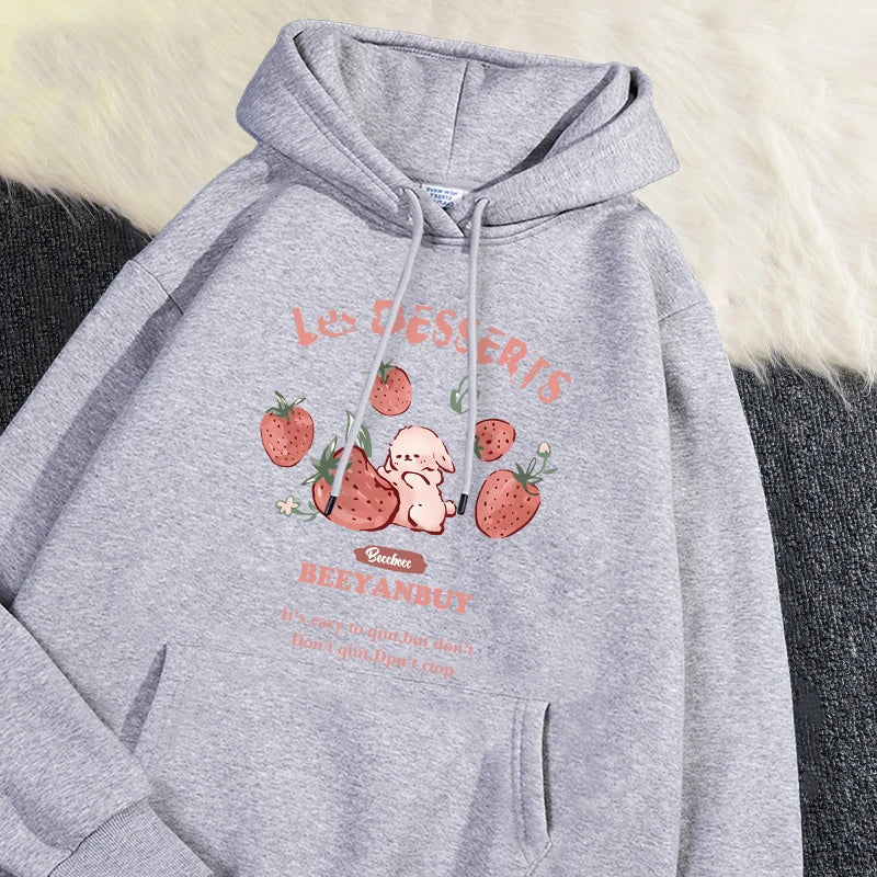 Maglia con cappuccio Soraya con motivo di fragole e coniglietti