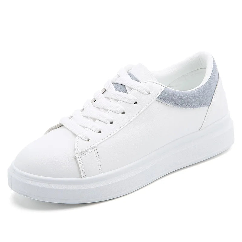 Scarpe da ginnastica bianche moderne e di tendenza