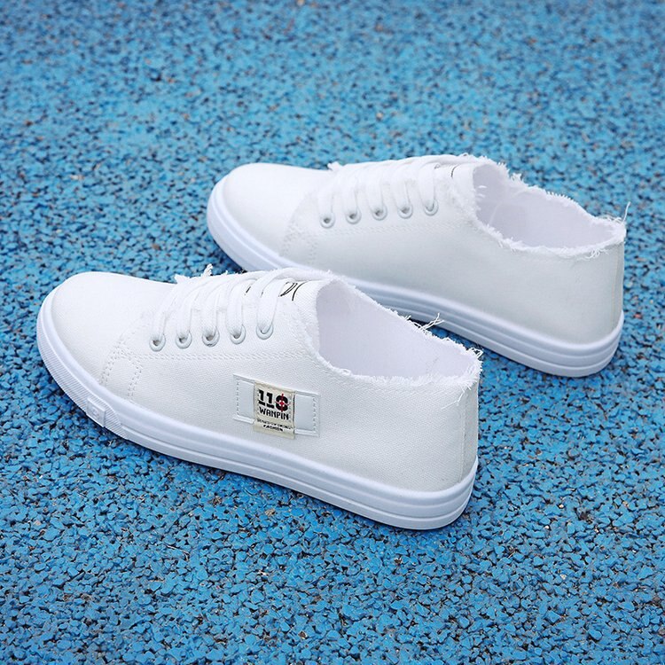 Scarpe basse bianche con ricamo di rose