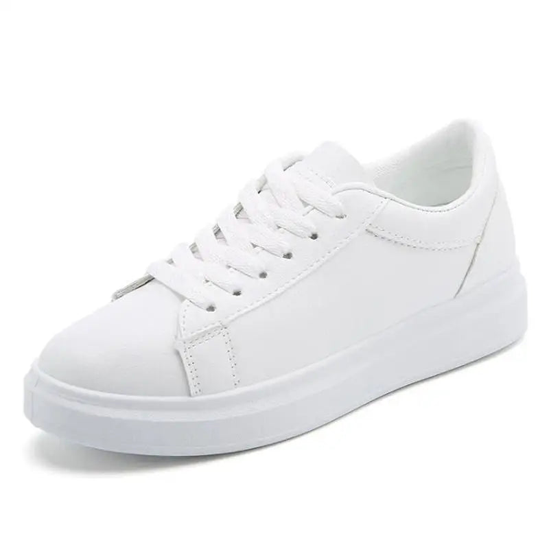 Scarpe da ginnastica bianche moderne e di tendenza