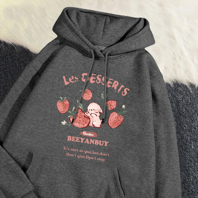 Maglia con cappuccio Soraya con motivo di fragole e coniglietti